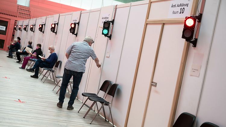 Impfzentrum in Tübingen: Bisher haben fast 7 Prozent der Bundesbürger eine zweite Impfung erhalten.