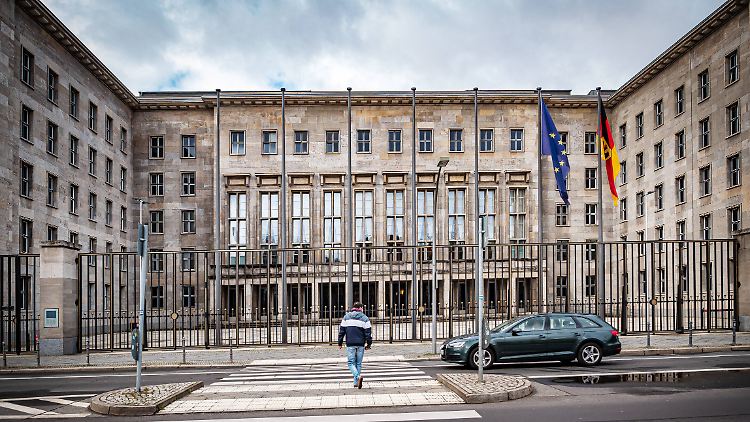 Das Bundesfinanzministerium kann sich über mehr Steuereinnahmen freuen und sieht die "Konjunkturaussichten durchaus positiv".