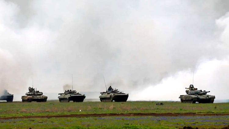 Panzerparade in der Krim: Die Bilder stellte das russische Verteidigungsministerium am Donnerstag bereit. 
