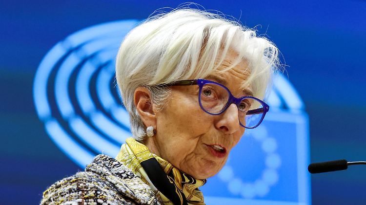 Wann ist der richtige Zeitpunkt für die geldpolitische Wende? Notenbankchefin Lagarde meint, auf keinen Fall darf es zu früh passieren.