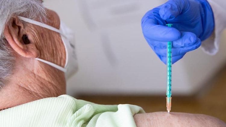 Eine Fachärztin für Allgemeinmedizin impft in ihrer Praxis eine Patientin gegen das Coronavirus.