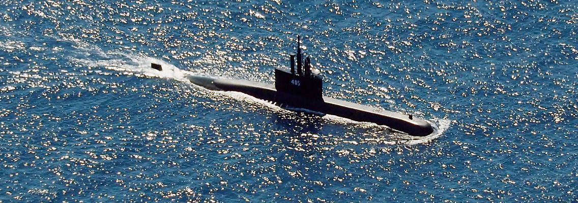 Das U-Boot-Modell KRI Alugoro ist auf der Suche nach den vermissten Seeleuten. Deren Boot liegt vermutlich 600 bis 700 Meter unter Wasser.