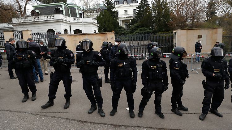 Demonstration nach Geheimdienstvorwürfen: Polizeikräfte bewachen die russische Botschaft in Prag.