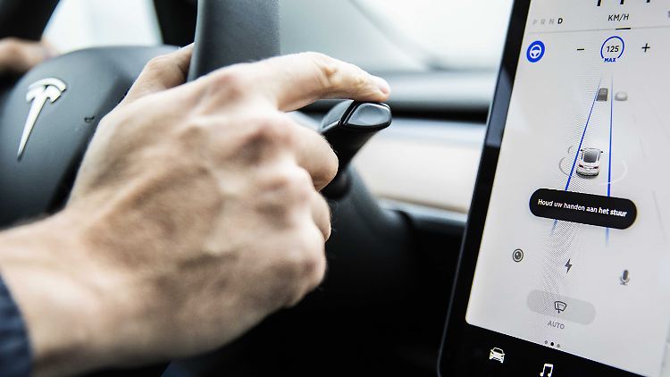 Da der sogenannten Autopilot nur ein Assistenzsystem ist, muss der Fahrer seine Hände am Steuer lassen, erklärt Tesla selbst. Kritiker halten den Namen deshalb für irreführend.