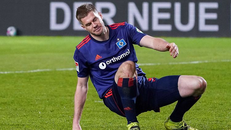HSV-Torjäger am Boden: Simon Terrode im Spiel gegen Sandhausen.