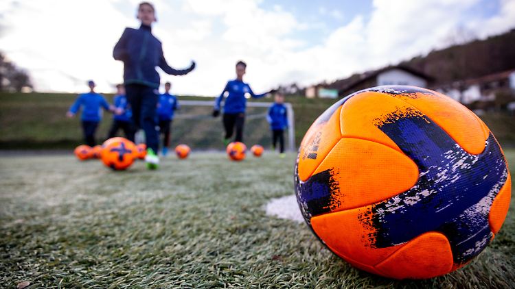 Nur noch zu fünft dürfen Kinder unter 14 Jahren in den meisten Gegenden nun trainieren.