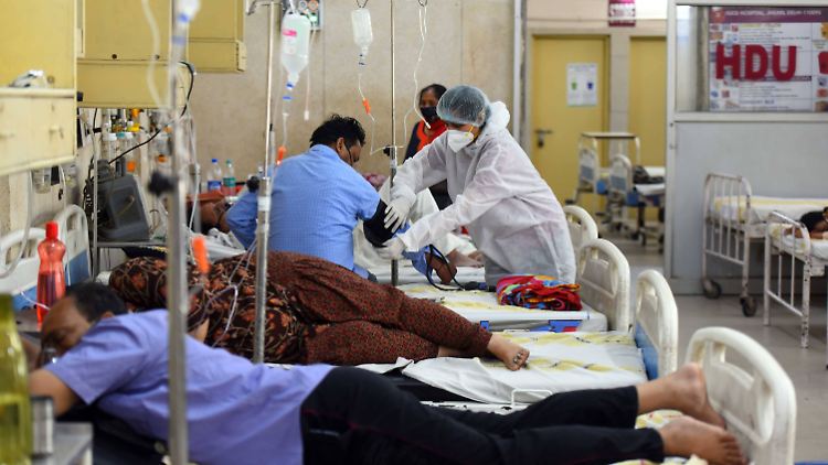 Vielen Krankenhäusern in Indien fehlen Betten, medizinischer Sauerstoff und antivirale Medikamente.
