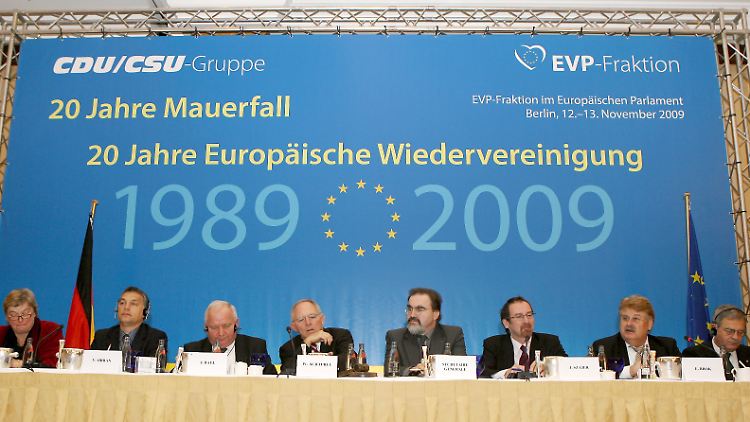 Treffen der deutschen Gruppe in der EVP-Fraktion. Orban ist der zweite von links, Brok der zweite von rechts.
