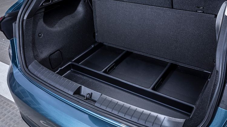 Unter dem doppelten Ladeboden des Fiat Tipo findet sich ein Staufach, das zur Ordnung mahnt.