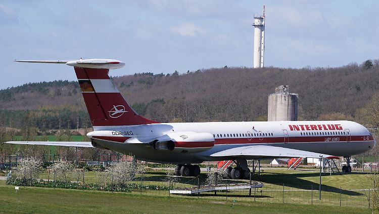 Die "Lady Agnes", eine IL-62 der Interflug, auf dem Flugplatz Stölln/Rhinow. Das 1973 gebaute Passagierflugzeug war am 23. Oktober 1989 auf einer nur 800 Meter langen Ackerpiste gelandet, die Crew kam damit ins Guinness-Buch.
