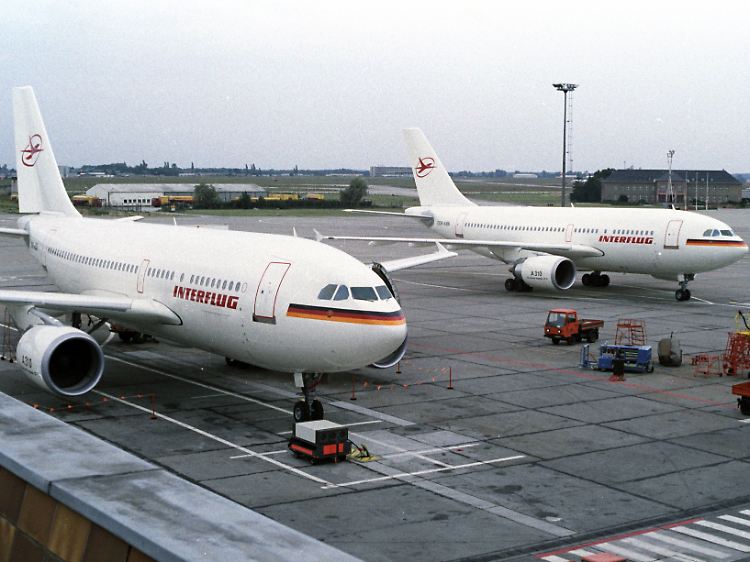 Zwei A310 der Interflug im Juli 1989 auf dem Flughafen Berlin-Schönefeld.