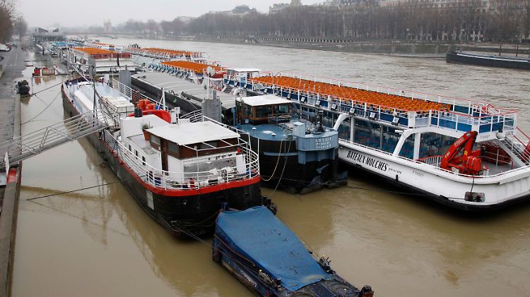 Seine-Hochwasser: die "Bateaux mouches" bleiben vorerst liegen.