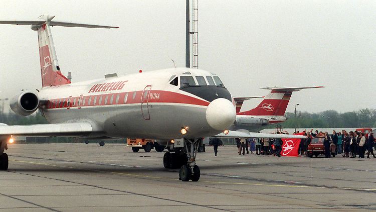 Das wars: Der letzte Flug der Interflug, mit einer TU-134 nach Wien und zurück, wird auf dem Flughafen Berlin-Schönefeld gebührend begleitet.