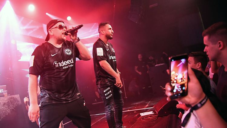 Celo (links) und Abdi präsentierten das Heimtrikot von Eintracht Frankfurt zur Saison 2018/19 live auf der Bühne, jetzt freuen sie sich auf die Champions League.