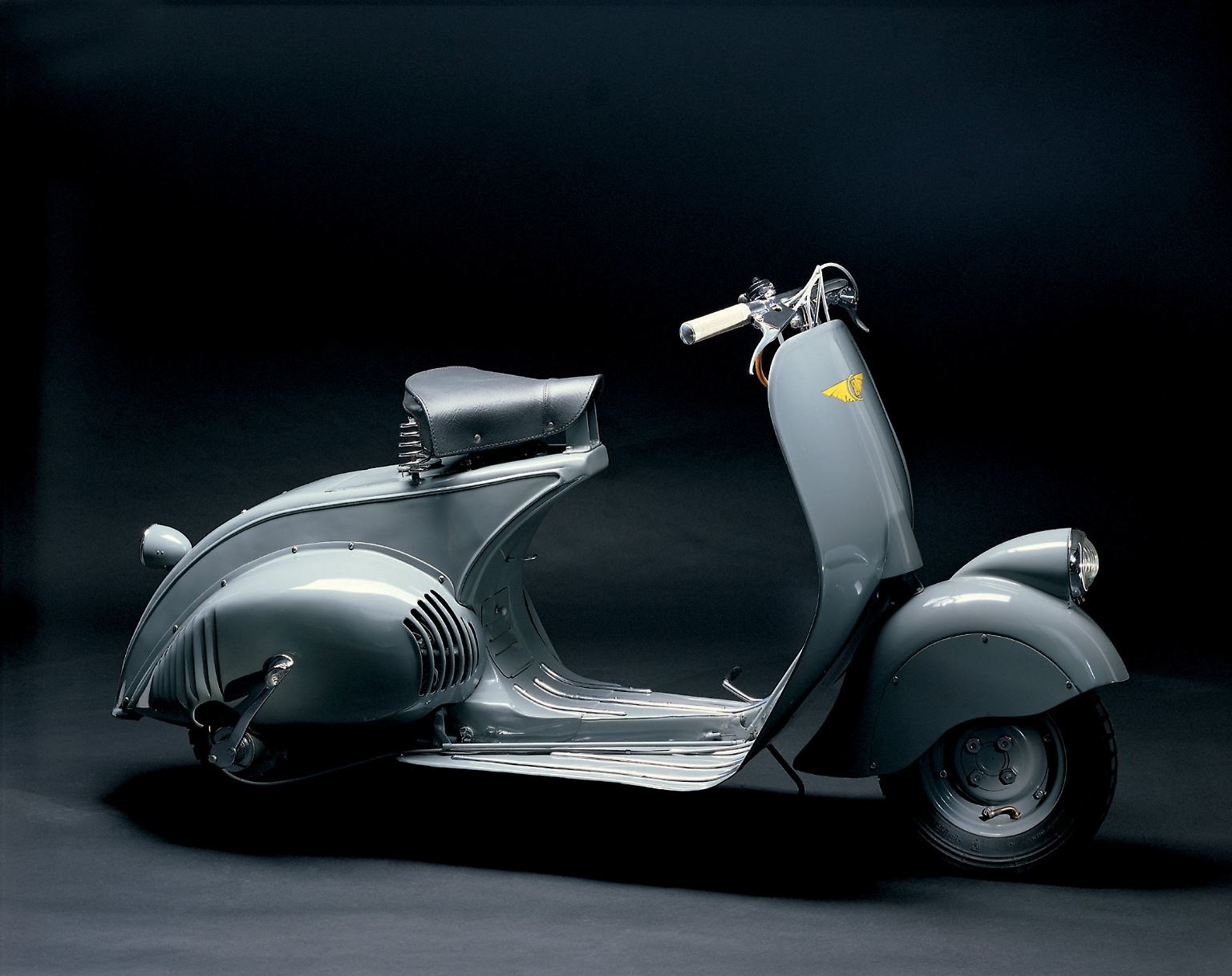 Ein Jahr bevor die Vespa in Rom der Öffentlichkeit vorgestellt wurde, hatte der Piaggio-Ingenieur Corradino D’Ascanio in Form des MP6 einen Prototyp des in den kommenden Jahrzehnten zum Erfolgsmodell avancierenden Stadtrollers vorgestellt.