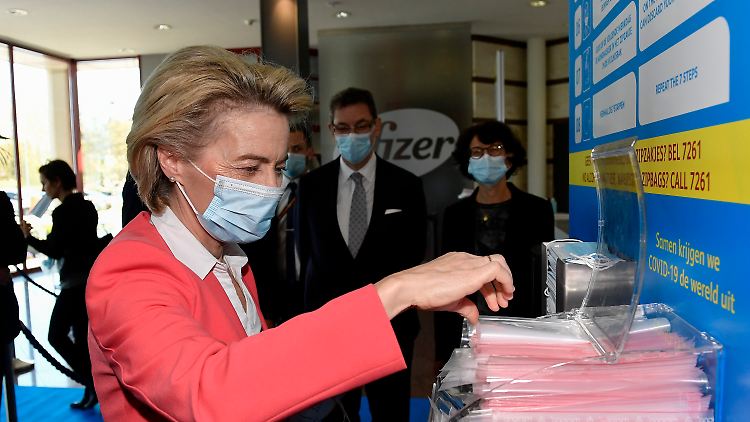 EU-Kommissionpräsidentin Ursula von der Leyen besucht  ein Pfizer-Werk in Belgien. Die EU steht kurz davor, einen neuen Vertrag mit dem Impfstoffhersteller abzuschließen.