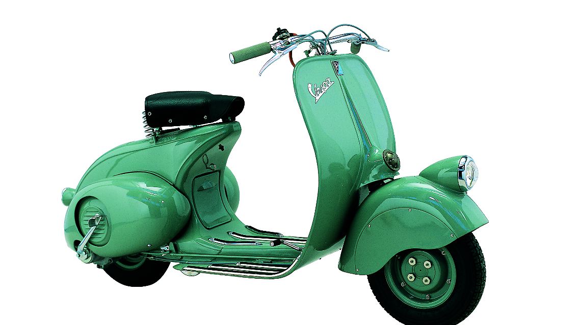 Dabei war das Entchen ein ganz schöner Feger. Aus den 98 Kubikzentimetern Hubraum des Einzylinders wurden 3,2 PS generiert und die beschleunigten die Vespa immerhin auf 60 km/h.
