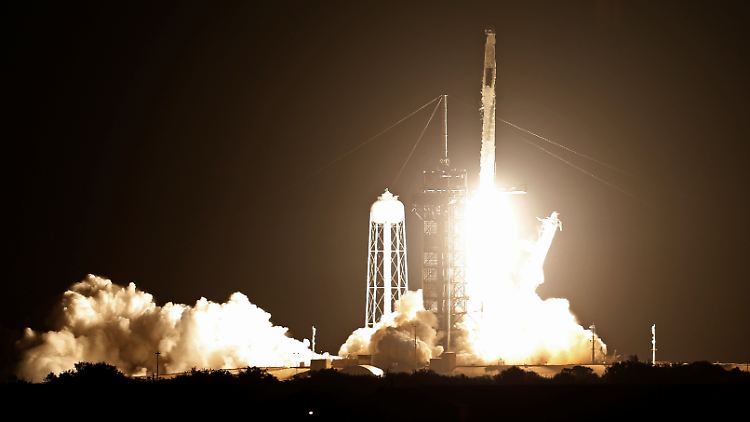 Mit der Wiederverwendung der Raketenteile will die Nasa Kosten senken.