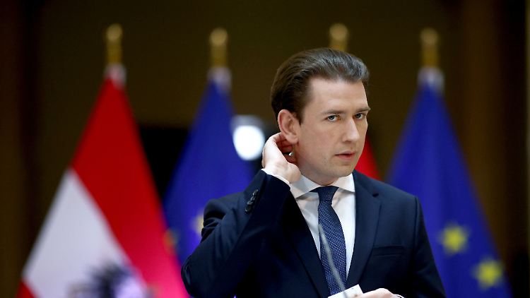 Kanzler Sebastian Kurz kündigt die Lockerungen an. Sogar Veranstaltungen mit Tausenden Teilnehmern werden erlaubt.
