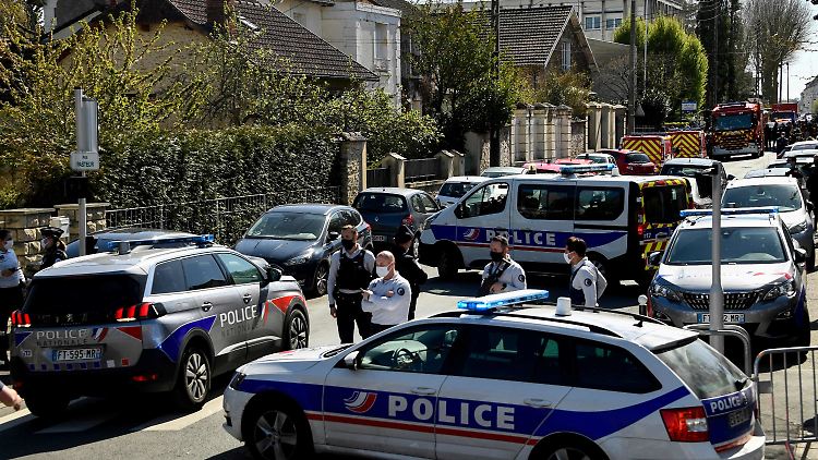 Der Angriff ereignet sich am frühen Nachmittag in der  Gemeinde Rambouillet gut 60 Kilometer von Paris entfernt.