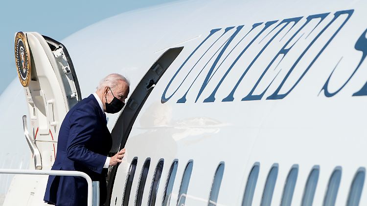 US-Präsident Biden geht im März bei einer Reise innerhalb der USA an Bord der Air Force One.