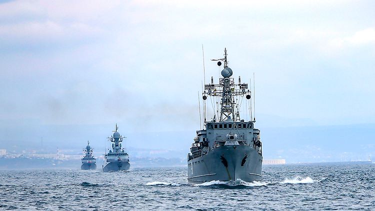 Russland betont, es handle sich um russische Hoheitsgewässer, international ist das nicht anerkannt.