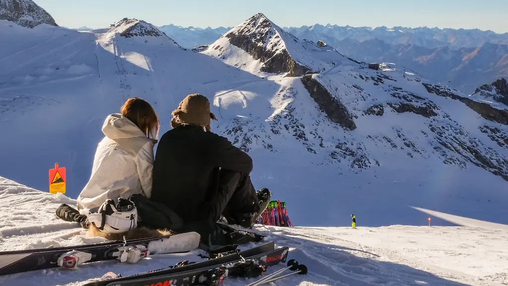 Hochgelegen-und-schneesicher-der-Hintertuxer-Gletscher