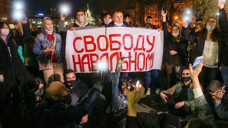Unterstützer des Kremlgegners fordern Nawalnys Freilassung auf einer Demonstration am Mittwoch im russischen Wolgograd.