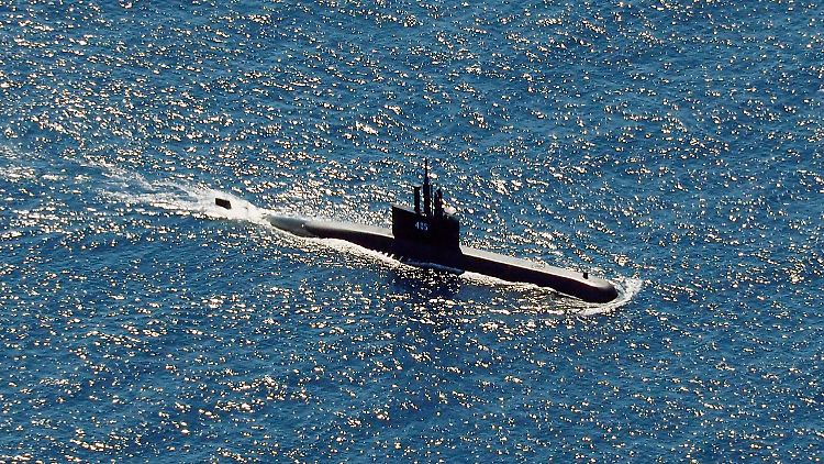 Ein U-Boot der indonesischen Marine auf der Suche nach der vermissten "KRI Nanggala".