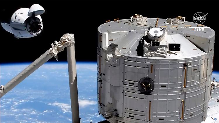 Das von der NASA bereitgestellte Bild zeigt, wie "Crew Dragon" Kurs auf die Internationale Raumstation nimmt.