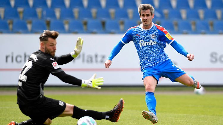 Fin Bartels stellte kurz vor der Pause auf 3:0 für Holstein Kiel.
