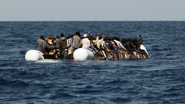 Immer wieder sterben Menschen bei dem Versuch, mit einem Schlauchboot aus Libyen zu entkommen.