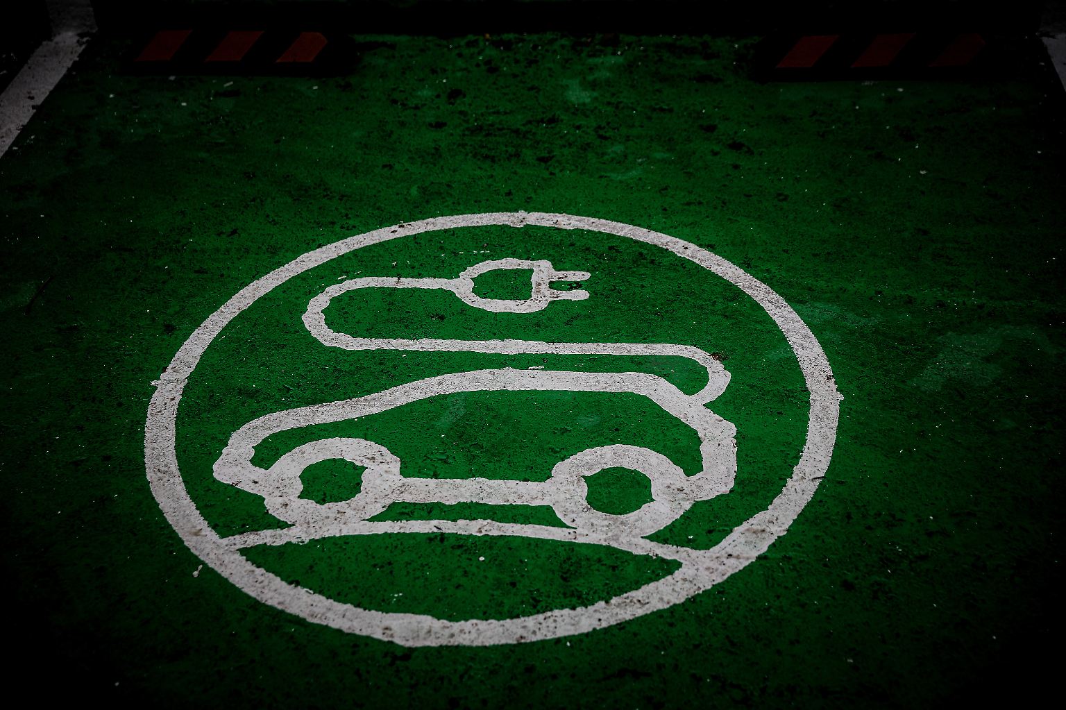 Es ist die Zeit des elektrischen Erwachens: Waren E-Autos lange Zeit nur etwas für Idealisten und Technikfreaks, sind Stromer und Plug-in-Hybride mittlerweile raus aus der Nische. Gut zehn Millionen Voll- oder Teilzeitstromer gibt es heute laut IAA Mobility auf der ganzen Welt.