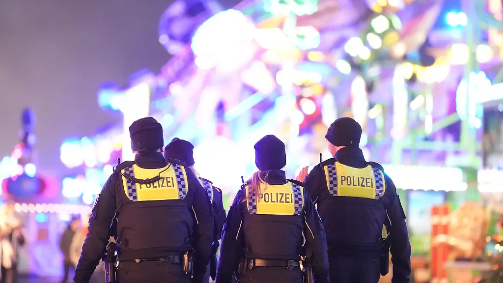 Jeder-fuenfte-in-Hamburg-neu-eingestellte-Polizist-oder-Polizistin-hatte-zuletzt-einen-Migrationshintergrund