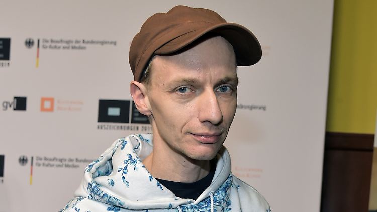 Regisseur Dietrich Brüggemann steht trotz Gegenwind weiter hinter #allesdichtmachen.