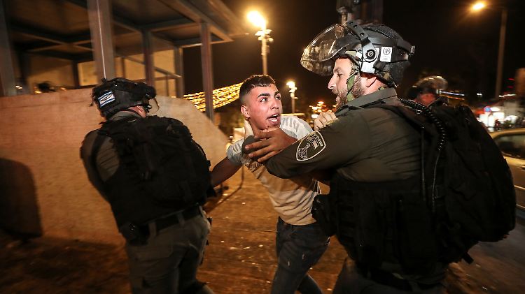 Mehrere Polizeihundertschaften sicherten die Altstadt von Jerusalem. Ein Aufmarsch ultrarechter Israelis hatte die Palästinenser am Donnerstag provoziert. 