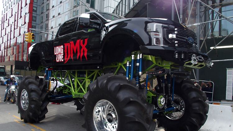 Ein Monstertruck transportierte den Sarg des Musikers von seiner Heimatstadt Yonkers nach Brooklyn.