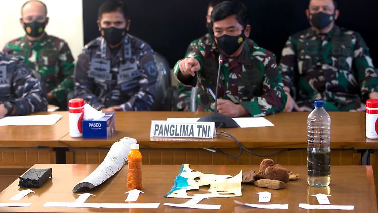 Indonesische Suchtrupps fanden am Samstag Trümmerteile des U-Bootes.