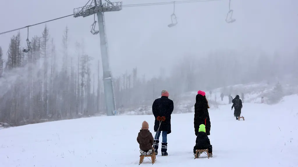 Schlittenfahrer-auf-dem-Wurmberg-freuen-sich-ueber-den-Schnee