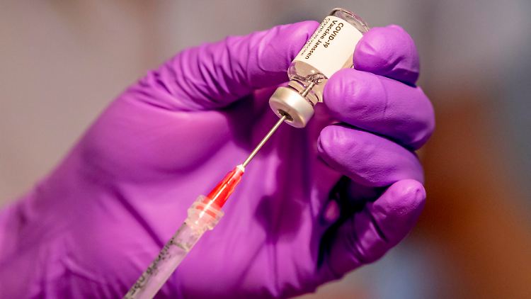 Die europäische Arzneimittelbehörde EMA bewertet den Nutzen einer Astrazeneca-Impfung höher als das Risiko.
