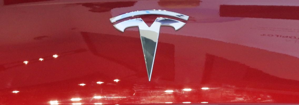 Rekordauslieferungen, eine hohe Nachfrage in China und der Verkauf von Umwelt-Zertifikaten: Der Elektroautobauer Tesla hat die Erwartungen der Analysten bei Umsatz und Gewinn übertroffen. 