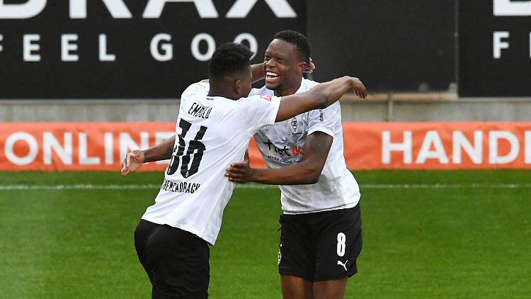 Breel Embolo (l.) freut sich über sein 1:0, zusammen mit Denis Zakaria.