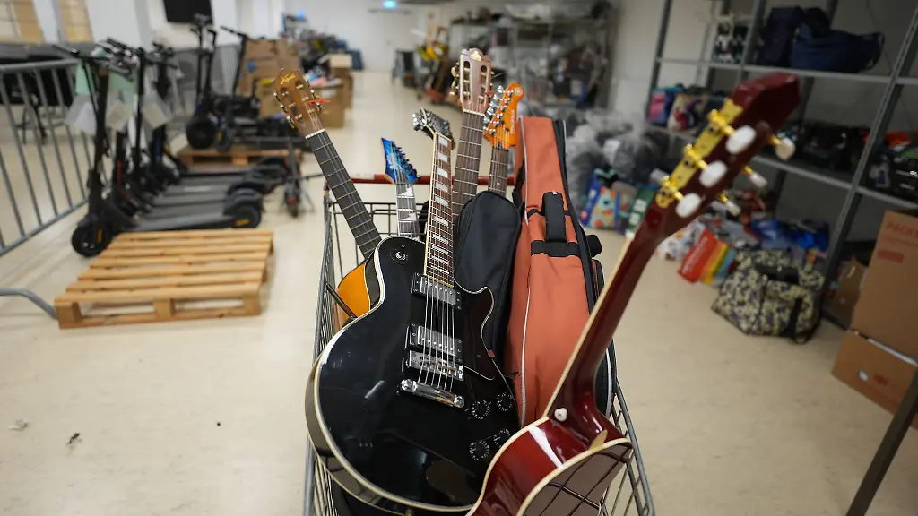 Auch-Musikinstrumente-befinden-sich-unter-den-Fundstuecken