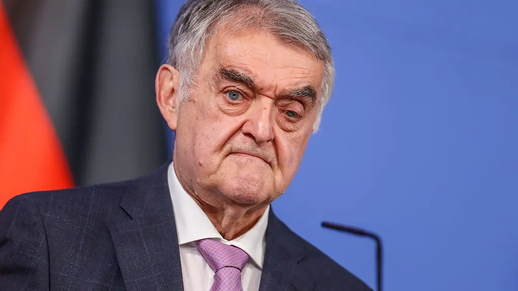 Jetzt-muss-der-Bundesgesetzgeber-Fakten-schaffen-um-Ermittler-im-Kampf-gegen-Terror-und-Kriminelle-auf-die-Hoehe-der-Zeit-zu-bringen-fordert-Nordrhein-Westfalens-Innenminister-Herbert-Reul