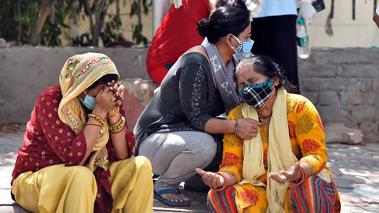 Solche Bilder werden in Indien häufiger: Mehr und mehr Menschen trauern um ihre Angehörigen, die an einer Corona-Infektion starben.