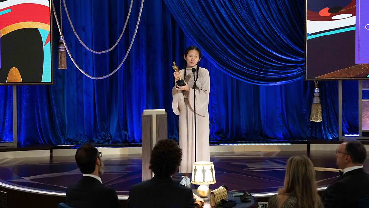 Zhao wurde als erst zweite Frau und als erste nicht-weiße Regisseurin mit dem Regie-Oscar ausgezeichnet.