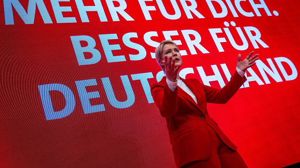 Bis-zur-vorgezogenen-Bundestagswahl-sind-nur-noch-einige-Wochen-Zeit-Die-SPD-in-MV-mit-Manuela-Schwesig-nimmt-Fahrt-fuer-den-Wahlkampf-auf