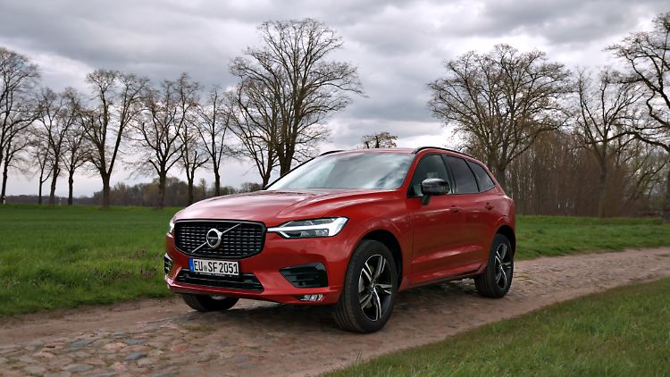 Als R-Design sieht der Volvo XC60 B4 ausgesprochen sportlich aus.