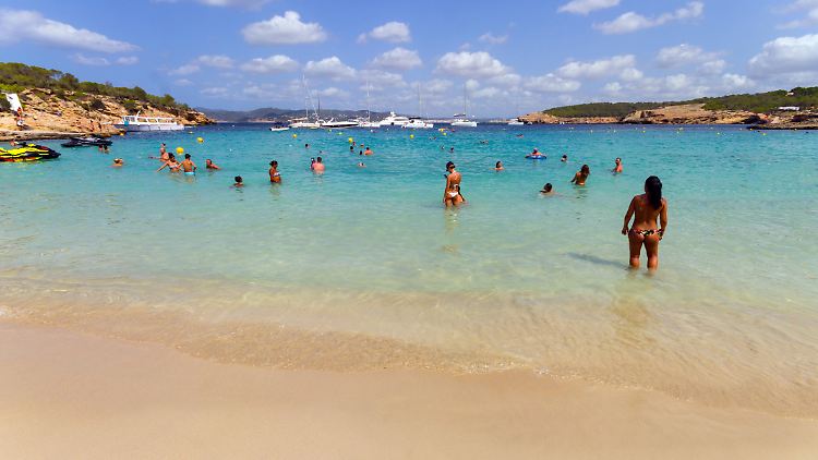 Trotz der hohen Corona-Zahlen in Deutschland können Urlauber bald wieder per Pauschalreise nach Ibiza oder an die Algarve fliegen.