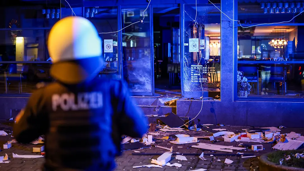 Der-Eingangsbereich-eines-Duisburger-Restaurants-ist-in-der-Silvesternacht-zerstoert-worden